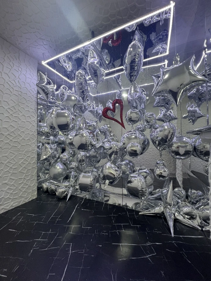 Cabina espejada con globos