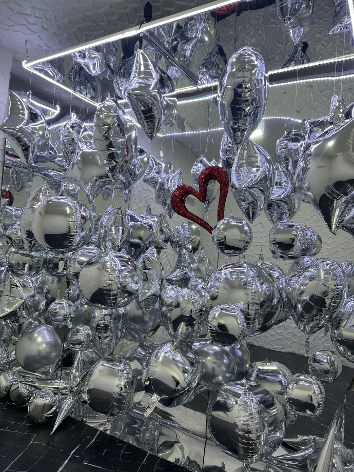 Cabina espejada con globos